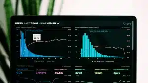 Tableau de bord d'analyse du trafic et des conversions sur un ordinateur portable