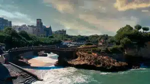 Front de mer de Biarritz, rochers et passerelle sur l'océan
